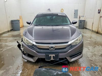 Piąte zdjęcie samochodu w środku: 2018 HONDA CIVIC LX VIN:19XFC2F57JE002076 - miniatura