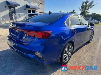 Trzecie zdjęcie samochodu z tyłu: 2022 KIA FORTE LXS VIN:3KPF24AD4NE464503 - miniatura