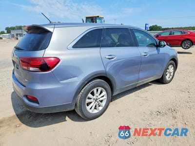 Trzecie zdjęcie samochodu z tyłu: 2020 KIA SORENTO S VIN:5XYPG4A53LG612686 - miniatura