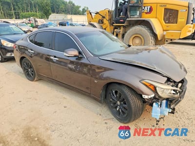 Czwarte zdjęcie samochodu z boku: 2018 INFINITI Q70 3.7 LUXE VIN:JN1BY1AP6JM180374 - miniatura