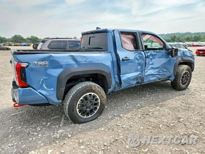 Trzecie zdjęcie samochodu z tyłu: 2026 TOYOTA TACOMA TRD OFF-ROAD HV VIN:3TYLC5LN0TT054395 - miniatura