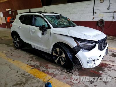 Czwarte zdjęcie samochodu z boku: 2026 VOLVO XC40 PLUS VIN:YV4L12UC6T2735551 - miniatura