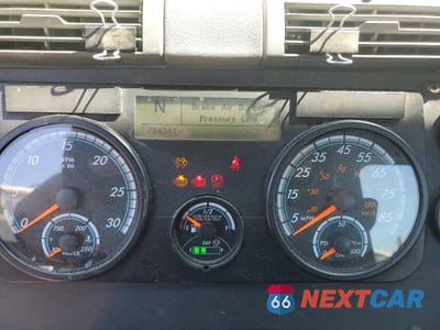 Zdjęcie 8 z 10 samochodu: 2018 FREIGHTLINER CASCADIA 113 SEMI TRUCK VIN:3AKBGADV2JSJL4392 - miniatura