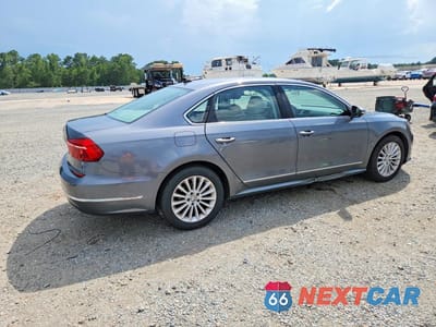 Trzecie zdjęcie samochodu z tyłu: 2016 VOLKSWAGEN PASSAT SE VIN:1VWBS7A39GC052480 - miniatura