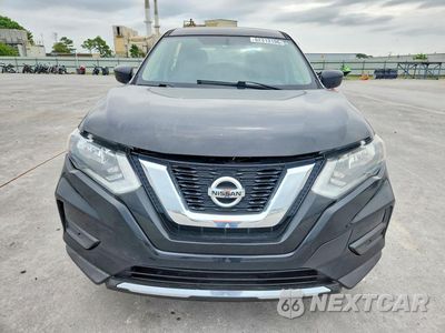 Piąte zdjęcie samochodu w środku: 2017 NISSAN ROGUE S VIN:JN8AT2MV6HW262180 - miniatura
