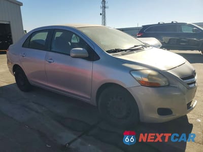 Czwarte zdjęcie samochodu z boku: 2007 TOYOTA YARIS BASE VIN:JTDBT923671035044 - miniatura