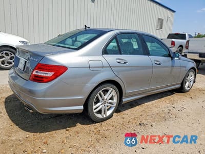 Trzecie zdjęcie samochodu z tyłu: 2013 MERCEDES-BENZ C 300 4MATIC VIN:WDDGF8AB6DG141850 - miniatura