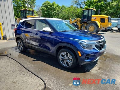 Czwarte zdjęcie samochodu z boku: 2024 KIA SELTOS S VIN:KNDEUCAA5R7525496 - miniatura