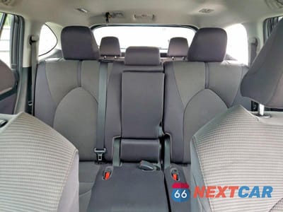 Zdjęcie 10 z 13 samochodu: 2021 TOYOTA HIGHLANDER LE VIN:5TDBZRBH0MS143328 - miniatura