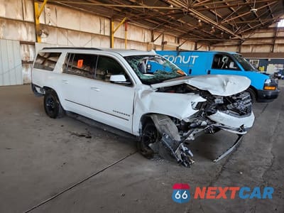 Czwarte zdjęcie samochodu z boku: 2017 CHEVROLET SUBURBAN C1500 LT VIN:1GNSCHKC3HR224030 - miniatura