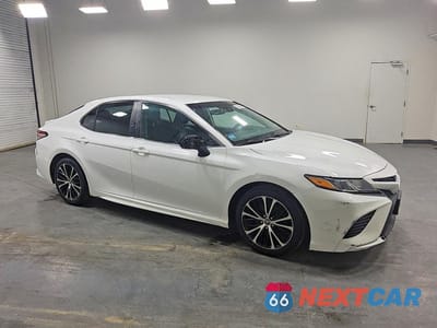 Czwarte zdjęcie samochodu z boku: 2018 TOYOTA CAMRY SE VIN:4T1B11HK6JU602232 - miniatura