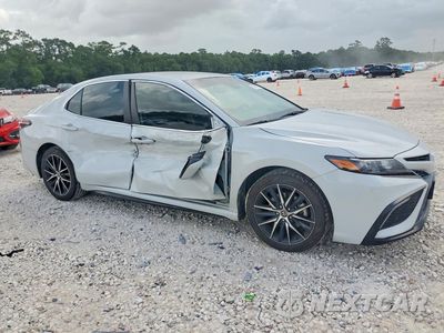 Czwarte zdjęcie samochodu z boku: 2022 TOYOTA CAMRY SE VIN:4T1G11AK1NU024885 - miniatura