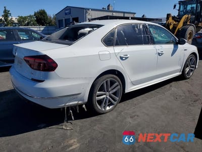 Trzecie zdjęcie samochodu z tyłu: 2018 VOLKSWAGEN PASSAT S/R-LINE VIN:1VWAA7A36JC036971 - miniatura