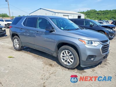Czwarte zdjęcie samochodu z boku: 2021 CHEVROLET TRAVERSE LS VIN:1GNEVFKW2MJ200056 - miniatura