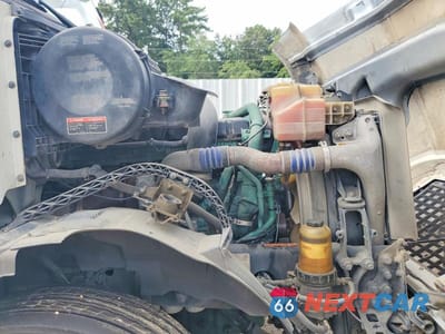 Zdjęcie 10 z 13 samochodu: 2016 VOLVO VNL SEMI TRUCK VIN:4V4NC9EG4GN929956 - miniatura