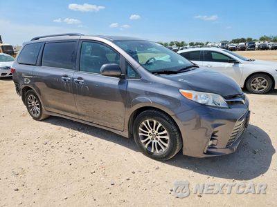 Czwarte zdjęcie samochodu z boku: 2020 TOYOTA SIENNA XLE 8-PASSENGER VIN:5TDYZ3DC3LS028388 - miniatura