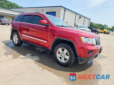 Czwarte zdjęcie samochodu z boku: 2012 JEEP GRAND CHEROKEE LAREDO VIN:1C4RJFAG9CC182027 - miniatura