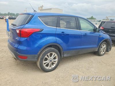Trzecie zdjęcie samochodu z tyłu: 2019 FORD ESCAPE SE VIN:1FMCU9GD0KUB54553 - miniatura