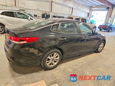 Trzecie zdjęcie samochodu z tyłu: 2017 KIA OPTIMA LX VIN:5XXGT4L34HG164767 - miniatura