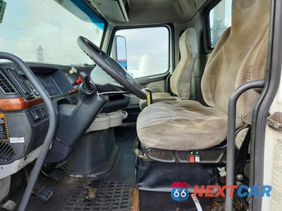 Zdjęcie 7 z 12 samochodu: 2012 VOLVO VNL SEMI TRUCK VIN:4V4NC9EH0CN538452 - miniatura