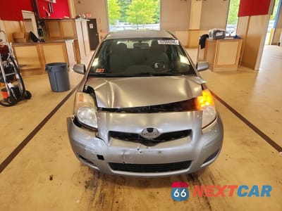 Piąte zdjęcie samochodu w środku: 2010 TOYOTA YARIS BASE VIN:JTDJT4K38A5279213 - miniatura
