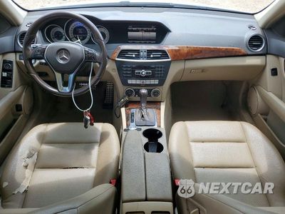 Zdjęcie 8 z 12 samochodu: 2013 MERCEDES-BENZ C 250 VIN:WDDGF4HB5DA835141 - miniatura