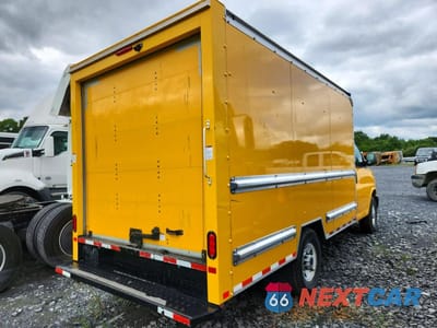 Trzecie zdjęcie samochodu z tyłu: 2023 GMC SAVANA BOX TRUCK VIN:1GD07RFP2P1122587 - miniatura