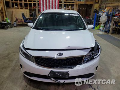 Piąte zdjęcie samochodu w środku: 2018 KIA FORTE LX VIN:3KPFK4A71JE256857 - miniatura