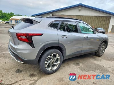 Trzecie zdjęcie samochodu z tyłu: 2025 CHEVROLET TRAX 1LT VIN:KL77LHEP5SC234675 - miniatura