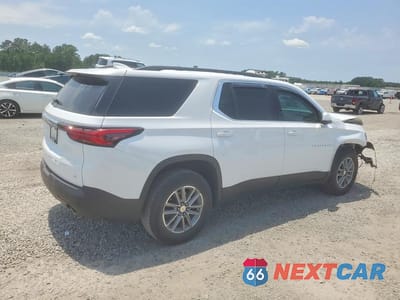 Trzecie zdjęcie samochodu z tyłu: 2022 CHEVROLET TRAVERSE LT VIN:1GNERGKW4NJ192683 - miniatura