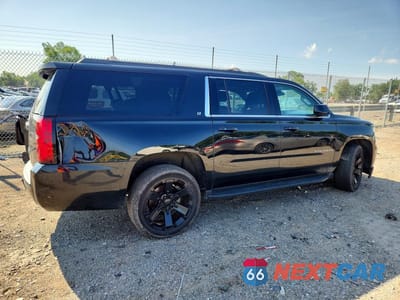 Trzecie zdjęcie samochodu z tyłu: 2020 CHEVROLET SUBURBAN K1500 LT VIN:1GNSKHKC6LR136598 - miniatura