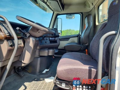 Zdjęcie 7 z 13 samochodu: 2017 VOLVO VNL SEMI TRUCK VIN:4V4N39TGXHN977448 - miniatura