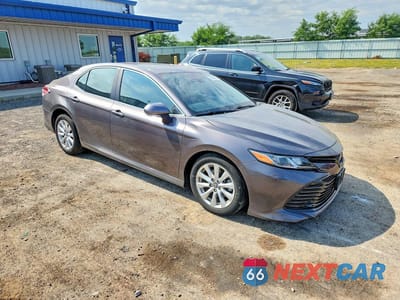 Czwarte zdjęcie samochodu z boku: 2018 TOYOTA CAMRY LE VIN:4T1B11HK0JU027058 - miniatura