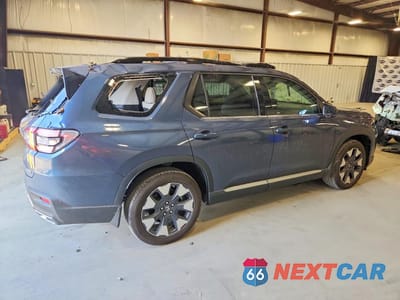 Trzecie zdjęcie samochodu z tyłu: 2026 HONDA PILOT TOURING VIN:5FNYG1H71TB005817 - miniatura