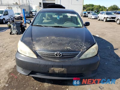 Piąte zdjęcie samochodu w środku: 2004 TOYOTA CAMRY LE VIN:4T1BE32K94U318414 - miniatura