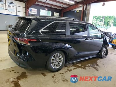 Trzecie zdjęcie samochodu z tyłu: 2026 TOYOTA SIENNA XLE 8-PASSENGER VIN:5TDYRKEC0TS293021 - miniatura