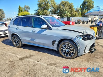 Czwarte zdjęcie samochodu z boku: 2024 BMW X5 XDRIVE50E VIN:5UX43EU05R9S23870 - miniatura
