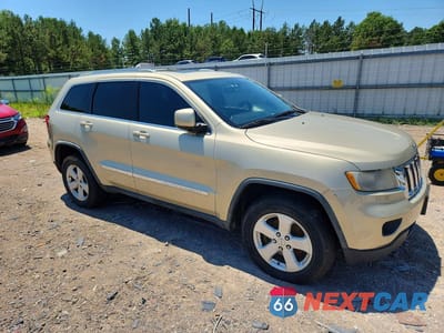 Czwarte zdjęcie samochodu z boku: 2012 JEEP GRAND CHEROKEE LAREDO VIN:1C4RJFAG7CC132968 - miniatura