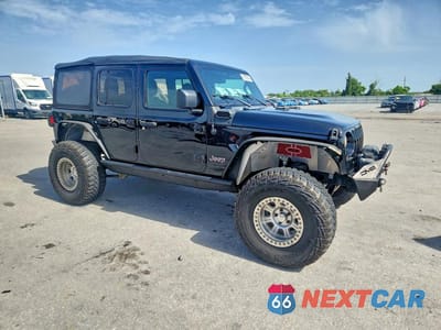Czwarte zdjęcie samochodu z boku: 2020 JEEP WRANGLER UNLIMITED SPORT VIN:1C4HJXDN0LW199230 - miniatura