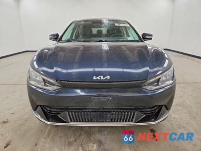Piąte zdjęcie samochodu w środku: 2023 KIA EV6 WIND VIN:KNDC34LA2P5610124 - miniatura