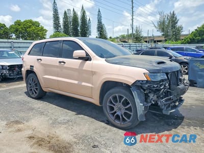Czwarte zdjęcie samochodu z boku: 2019 JEEP GRAND CHEROKEE TRACKHAWK VIN:1C4RJFN92KC549568 - miniatura