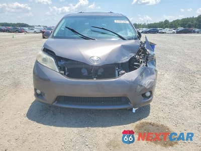 Piąte zdjęcie samochodu w środku: 2013 TOYOTA SIENNA XLE 8-PASSENGER VIN:5TDYK3DC6DS280187 - miniatura
