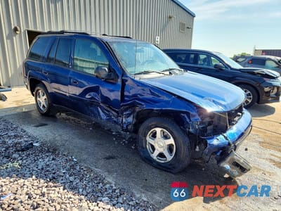 Czwarte zdjęcie samochodu z boku: 2004 CHEVROLET TRAILBLAZER LS VIN:1GNDT13S242349898 - miniatura