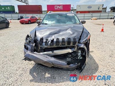 Piąte zdjęcie samochodu w środku: 2016 JEEP CHEROKEE LATITUDE VIN:1C4PJMCS8GW214290 - miniatura