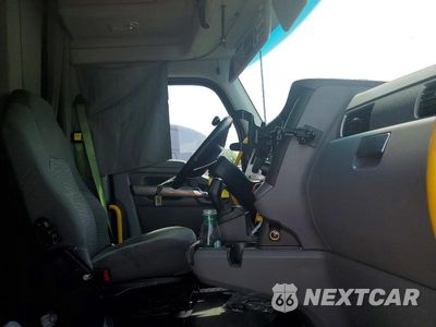 Piąte zdjęcie samochodu w środku: 2017 KENWORTH T680 SEMI TRUCK VIN:1XKYD49X9HJ132599 - miniatura