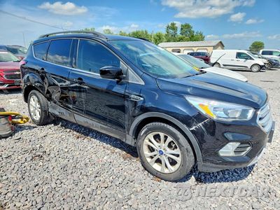 Czwarte zdjęcie samochodu z boku: 2018 FORD ESCAPE SE VIN:1FMCU0GD7JUD01252 - miniatura