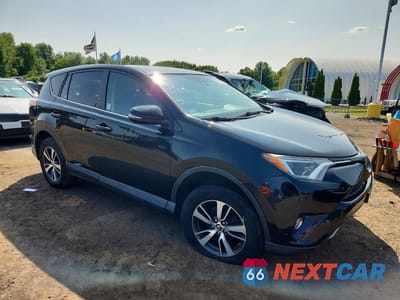 Czwarte zdjęcie samochodu z boku: 2018 TOYOTA RAV4 XLE VIN:2T3RFREV6JW803195 - miniatura
