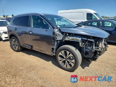 Czwarte zdjęcie samochodu z boku: 2023 NISSAN ROGUE SV VIN:JN8BT3BBXPW495996 - miniatura
