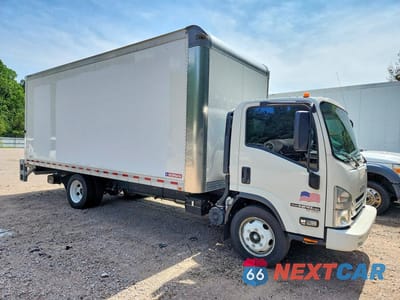 Czwarte zdjęcie samochodu z boku: 2021 ISUZU NPR HD BOX TRUCK VIN:54DC4W1D2MS209655 - miniatura