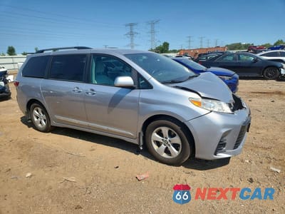Czwarte zdjęcie samochodu z boku: 2018 TOYOTA SIENNA LE VIN:5TDKZ3DC6JS952441 - miniatura